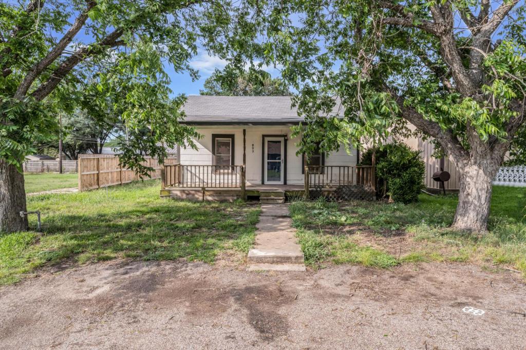 803 N Banks St in Caldwell, TX - Foto de edificio