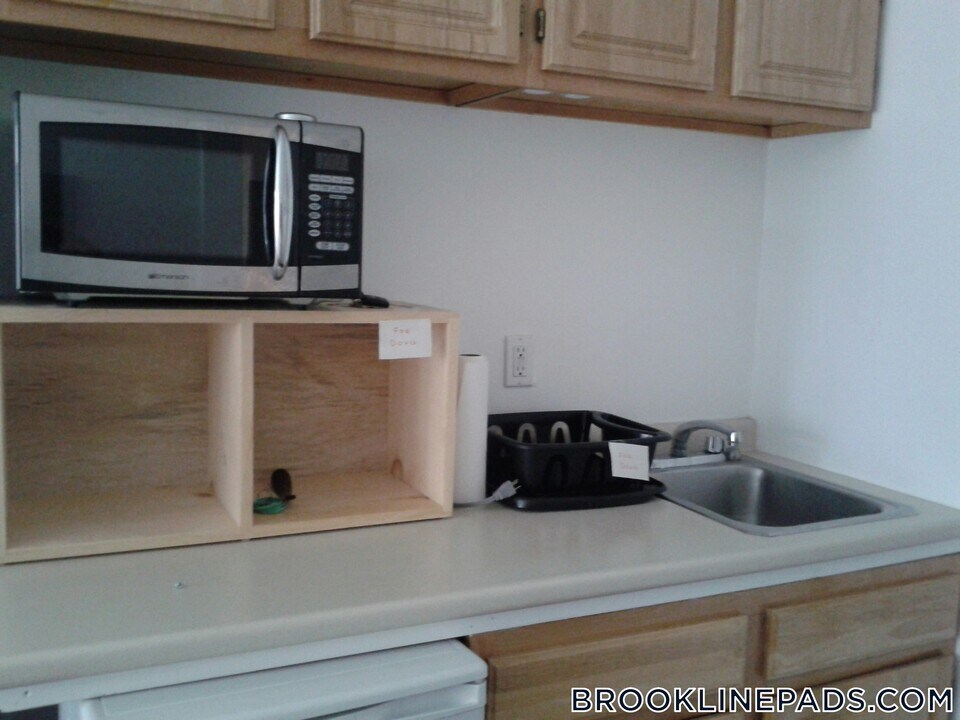 1061 Beacon St in Brookline, MA - Building Photo