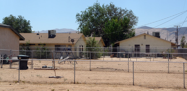 12270 Central Rd in Apple Valley, CA - Foto de edificio - Building Photo