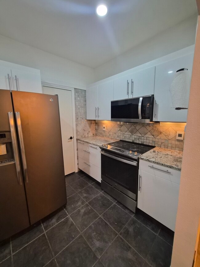 4040 Avondale Ave, Unit 304 in Dallas, TX - Foto de edificio - Building Photo