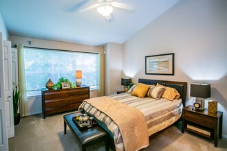 The Colonnade Luxury Townhome Apartments in Hillsboro, OR - Building Photo - Building Photo