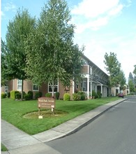 Wood Park Terrace in Woodburn, OR - Building Photo - Building Photo