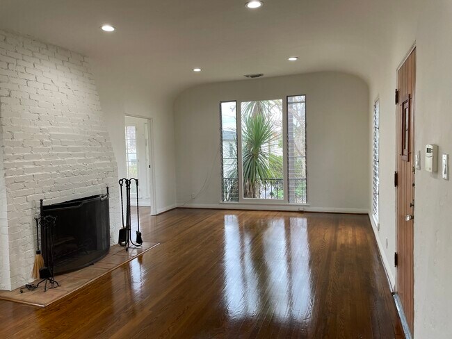 421 S Bedford Dr, Unit 421 in Beverly Hills, CA - Building Photo - Building Photo