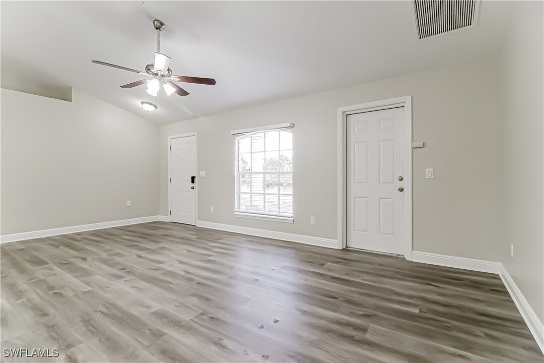 2605 27th St SW in Lehigh Acres, FL - Foto de edificio