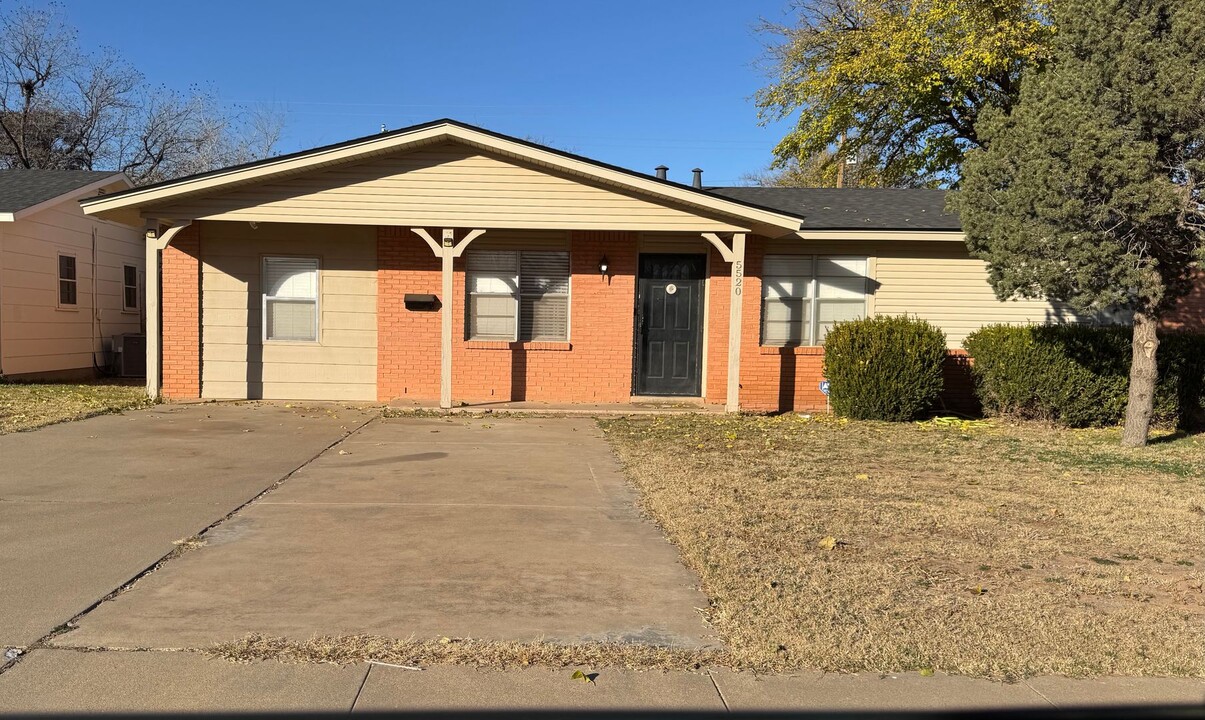 5520 17th St in Lubbock, TX - Foto de edificio