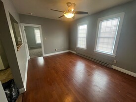 652 Adams Ave, Unit Apartment 3 in Huntington, WV - Building Photo