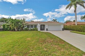 4556 Lakewood Blvd in Naples, FL - Building Photo - Building Photo