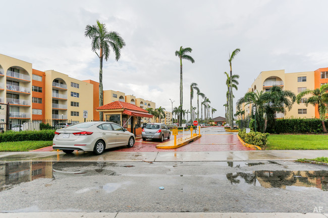 6980 NW 186th St, Unit 000 in Hialeah, FL - Foto de edificio