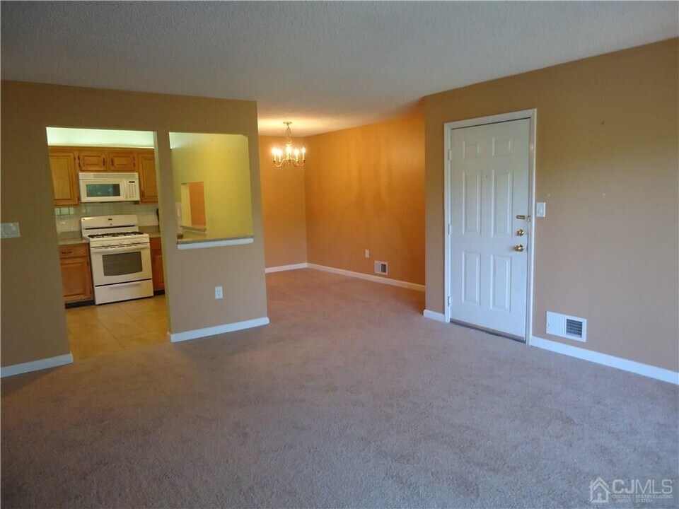 313 Wimbeldon Ct in North Brunswick, NJ - Building Photo