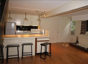 301 Mill Rd in New Canaan, CT - Foto de edificio - Building Photo