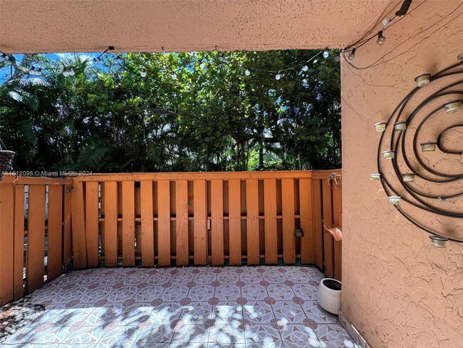 7208 Fairway Dr in Miami Lakes, FL - Foto de edificio - Building Photo