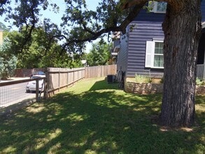 2100 Pennsylvania Ave in Austin, TX - Building Photo - Building Photo