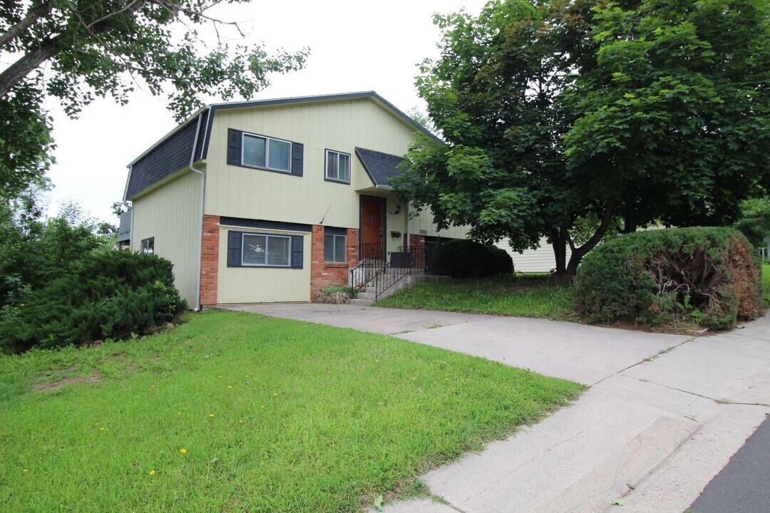 220 Clover Ln in Fort Collins, CO - Building Photo