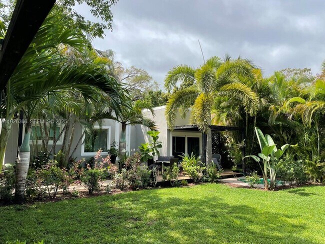 2654 SW 25th Ter in Miami, FL - Foto de edificio - Building Photo