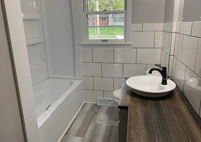 1028 W 12th St in Cedar Falls, IA - Building Photo - Building Photo