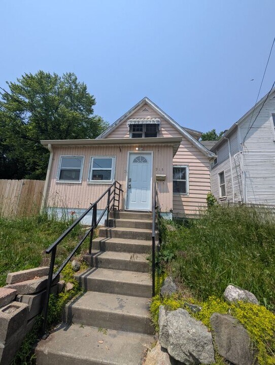 915 NE Rock Island Ave in Peoria, IL - Building Photo