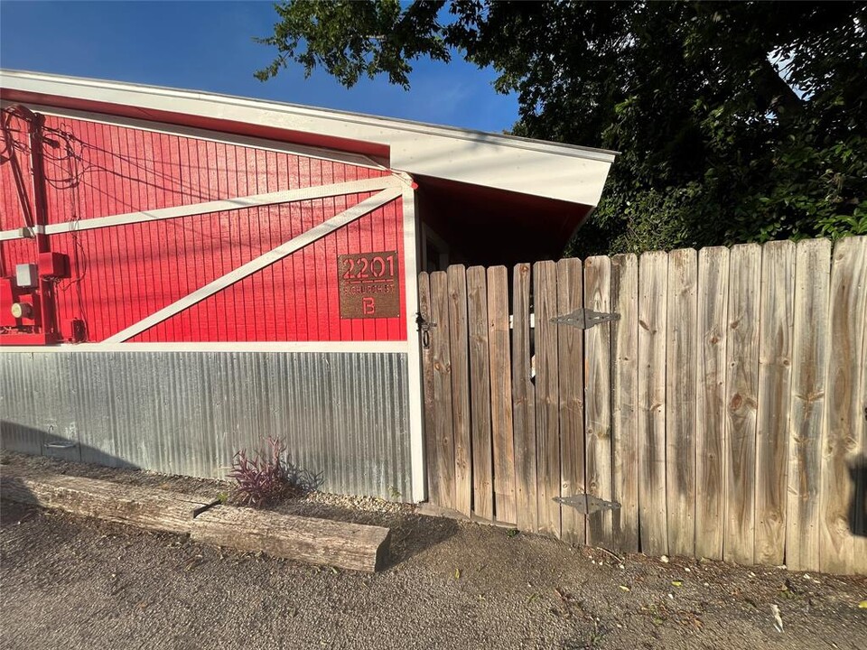 2201 S Church St in Georgetown, TX - Building Photo