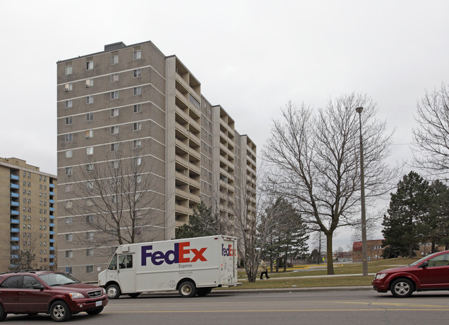 2940 Jane St in Toronto, ON - Building Photo - Building Photo