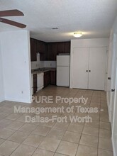 901 S Mesquite St in Arlington, TX - Foto de edificio - Building Photo