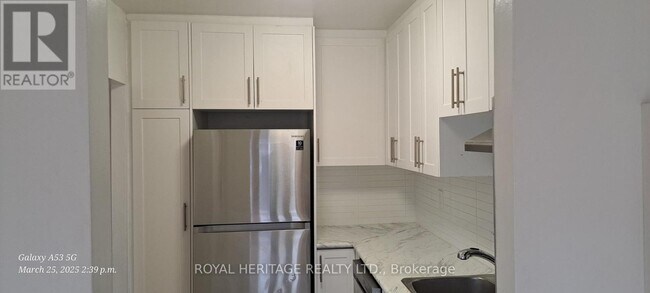 945-945 Simcoe St N