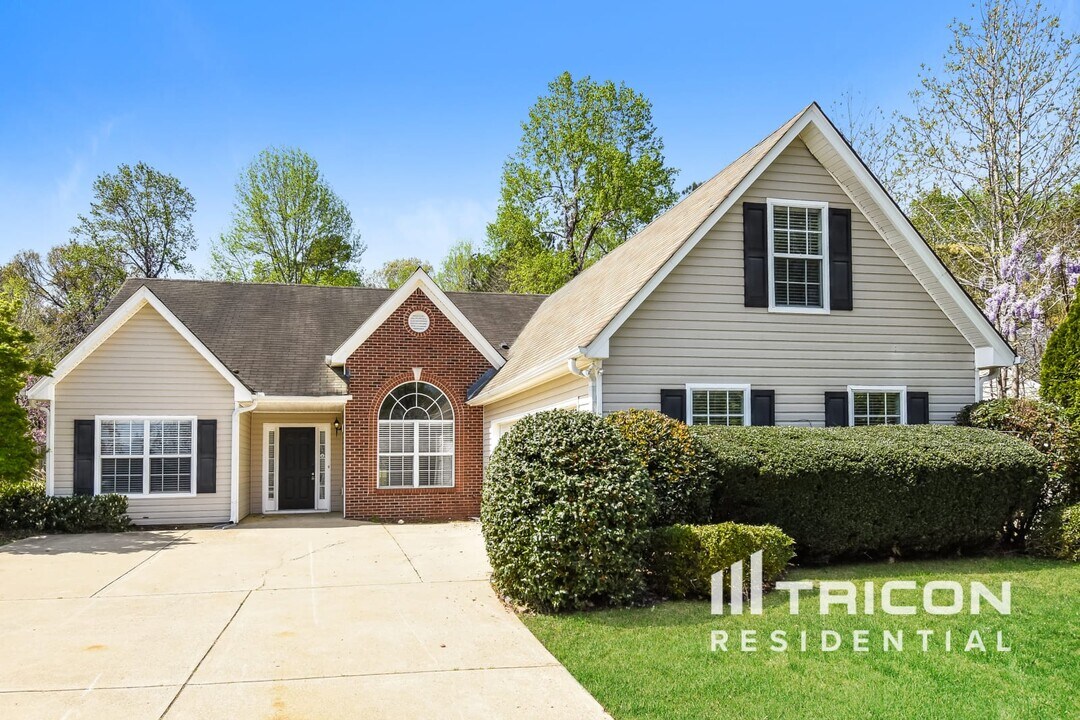 1440 Brisbane Dr in Dacula, GA - Foto de edificio
