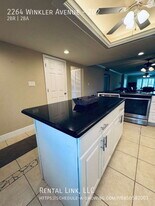 2264 Winkler Ave, Unit 202 in Ft. Myers, FL - Building Photo