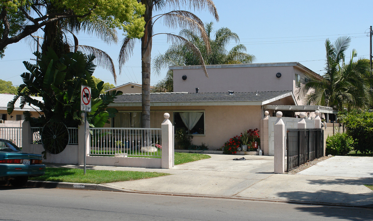 615 Cypress Ave in Santa Ana, CA - Foto de edificio