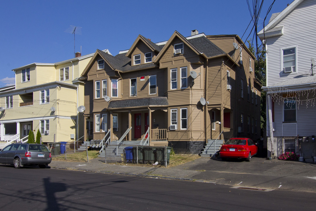 228 Harral Ave in Bridgeport, CT - Building Photo