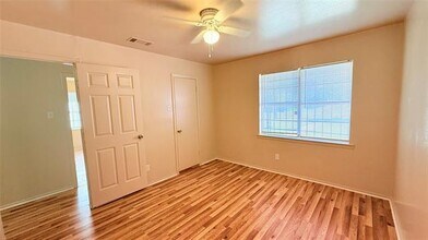 1560 Danube Dr in Dallas, TX - Foto de edificio - Building Photo