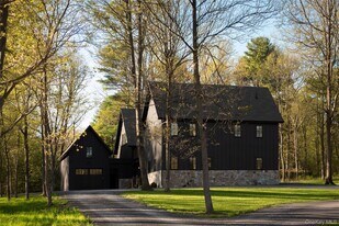 36 Pilgrims Progress Rd in Rhinebeck, NY - Building Photo