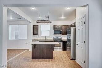 10837 Hunters Green Ave in Las Vegas, NV - Building Photo - Building Photo
