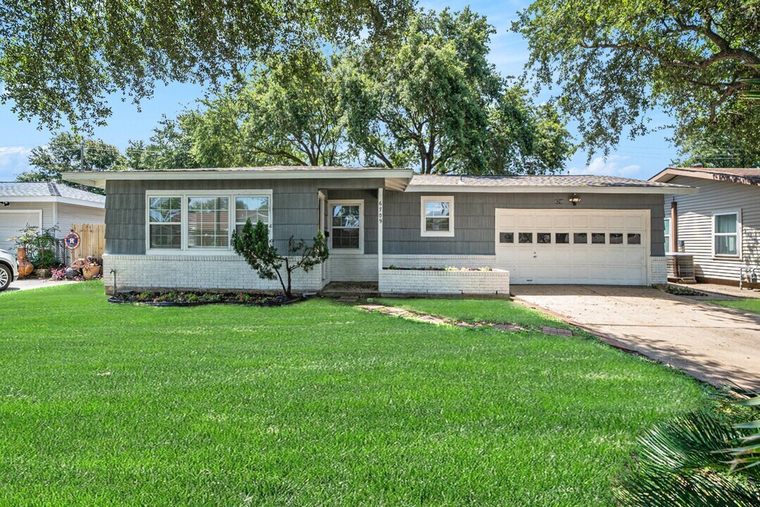 6709 Fairway Dr in Galveston, TX - Building Photo