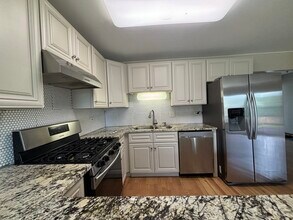 1720 W Parkside Dr in Hoffman Estates, IL - Building Photo - Building Photo