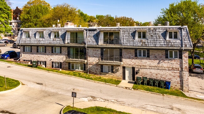 The Coachman Apartments in Lawrence, KS - Foto de edificio - Building Photo