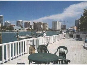 6881 Bay Dr in Miami Beach, FL - Foto de edificio - Building Photo