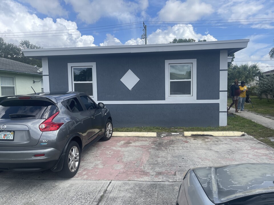 2616 NW 15th Ct in Fort Lauderdale, FL - Building Photo