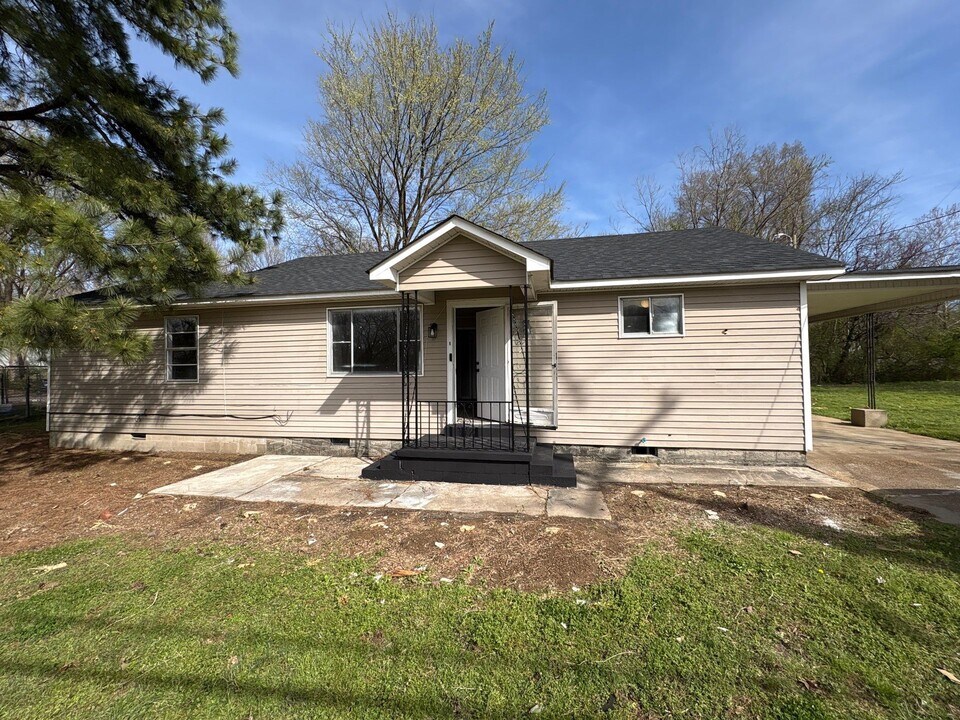 1110 S Washington Ave in Brownsville, TN - Building Photo