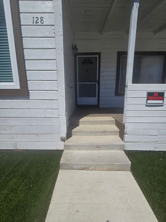 128 E 4th St in Hanford, CA - Building Photo - Building Photo