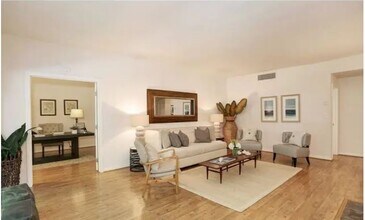 521 Montana Ave, Unit 107 in Santa Monica, CA - Foto de edificio - Building Photo