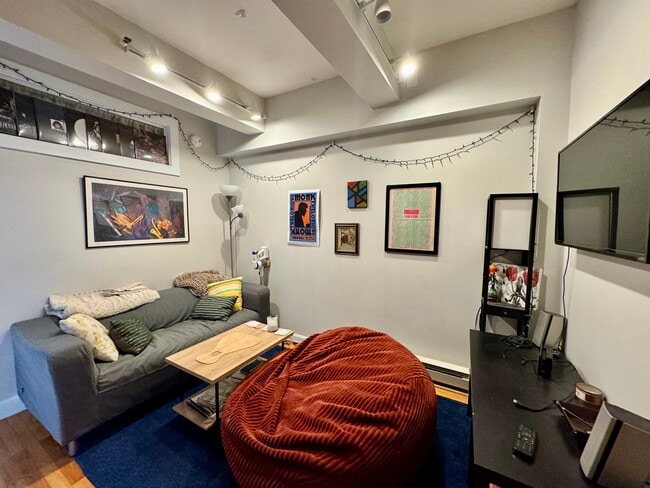 12 Stoneholm St, Unit 619