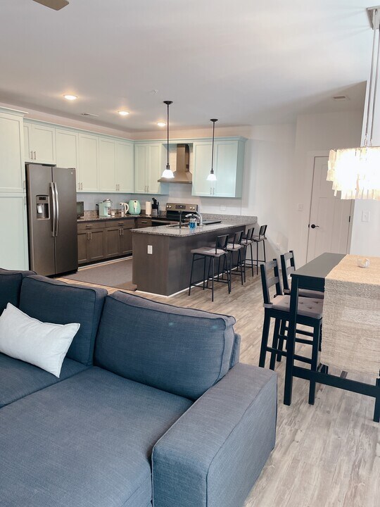 7922 Shore Dr, Unit 306 in Norfolk, VA - Foto de edificio