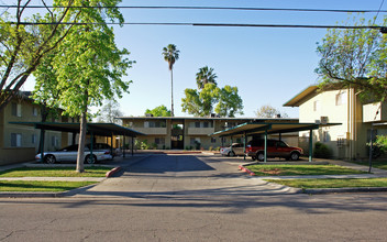 Tower Court Apartments in Fresno, CA - Building Photo - Building Photo