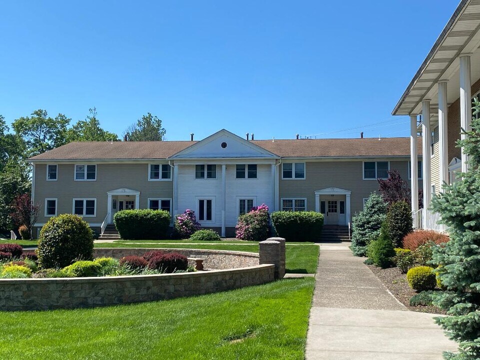 105 Newark Pompton Tpke, Unit C16 in Pequannock, NJ - Building Photo