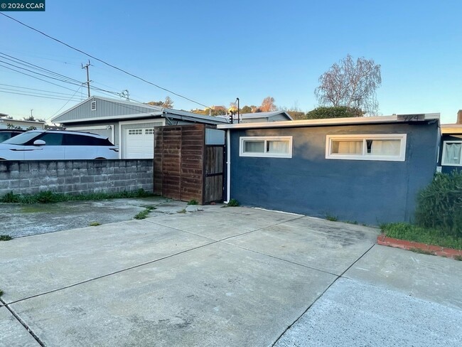 924 E Meadow Ave in Pinole, CA - Building Photo - Building Photo