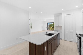 4580 Skysail Dr, Unit Private in Naples, FL - Building Photo - Building Photo