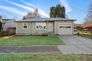 7010 N Columbia Way in Portland, OR - Building Photo