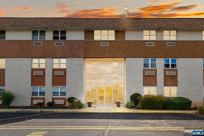 1111 River Rd in Edgewater, NJ - Building Photo - Building Photo
