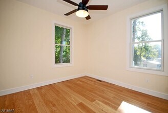 4 Jones Dr, Unit #1 in Morristown, NJ - Foto de edificio - Building Photo