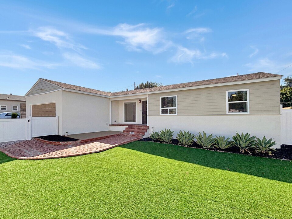 5911 Lake Murray Blvd in La Mesa, CA - Building Photo
