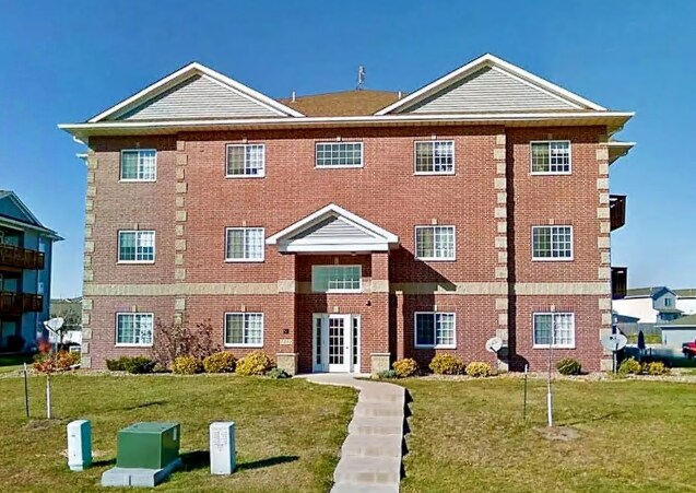 2210 W Lake Rd in North Liberty, IA - Foto de edificio